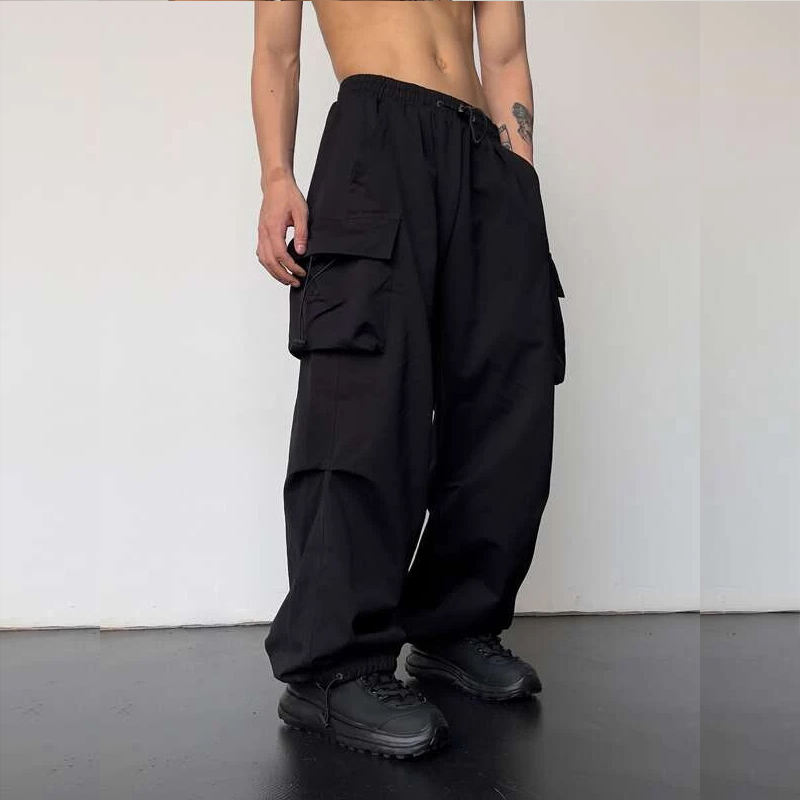 ブラックのワイドカーゴパンツ 着用イメージ