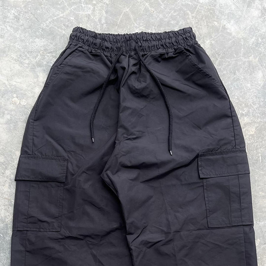 ブラックのバルーンカーゴパンツ ウエストとポケット