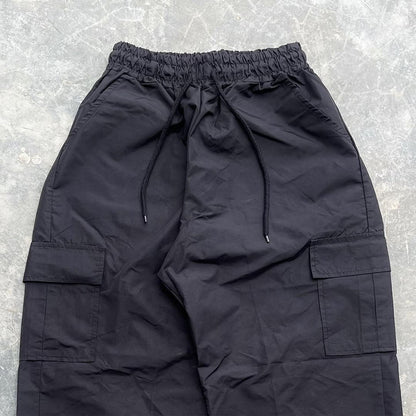ブラックのバルーンカーゴパンツ ウエストとポケット