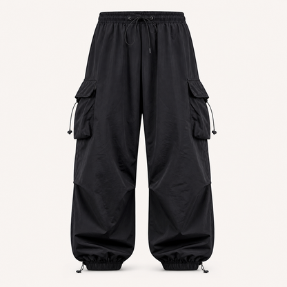 ブラックのワイドパラシュートカーゴパンツ。無人の商品正面画像。