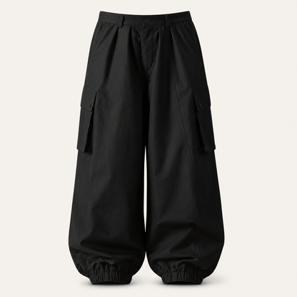 ブラックのワイドシェルカーゴパンツ。無人の商品正面画像。